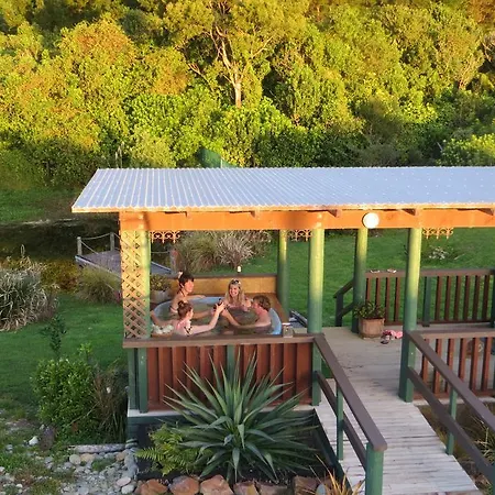 Koru Beachfront Holiday Cabins & Hot Tub Barrytown Exterior foto