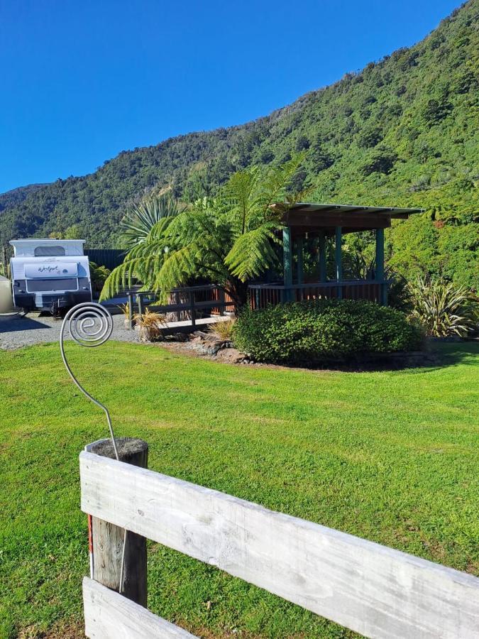 Koru Beachfront Holiday Cabins & Hot Tub *