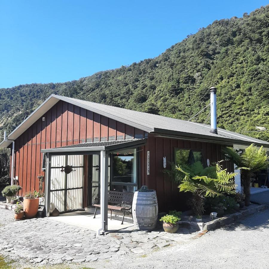 Koru Beachfront Holiday Cabins & Hot Tub Privatunterkunft *