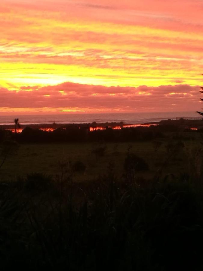 Koru Beachfront Holiday Cabins & Hot Tub Barrytown