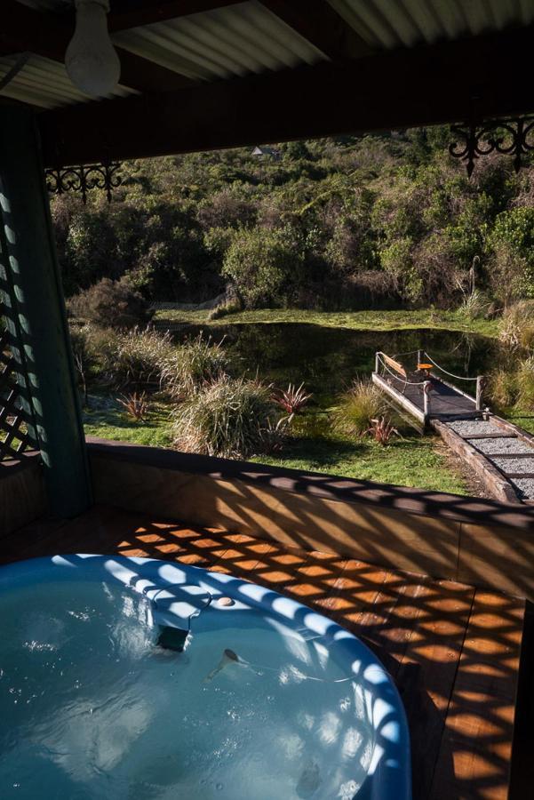 Koru Beachfront Holiday Cabins & Hot Tub Privatunterkunft Barrytown