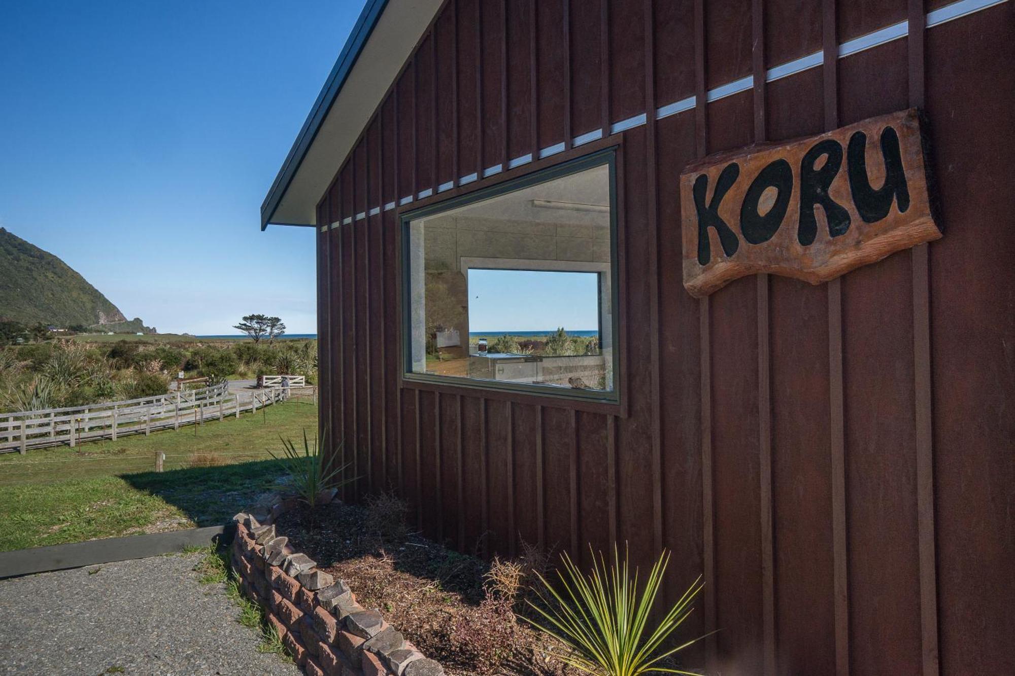 Koru Beachfront Holiday Cabins & Hot Tub Privatunterkunft *