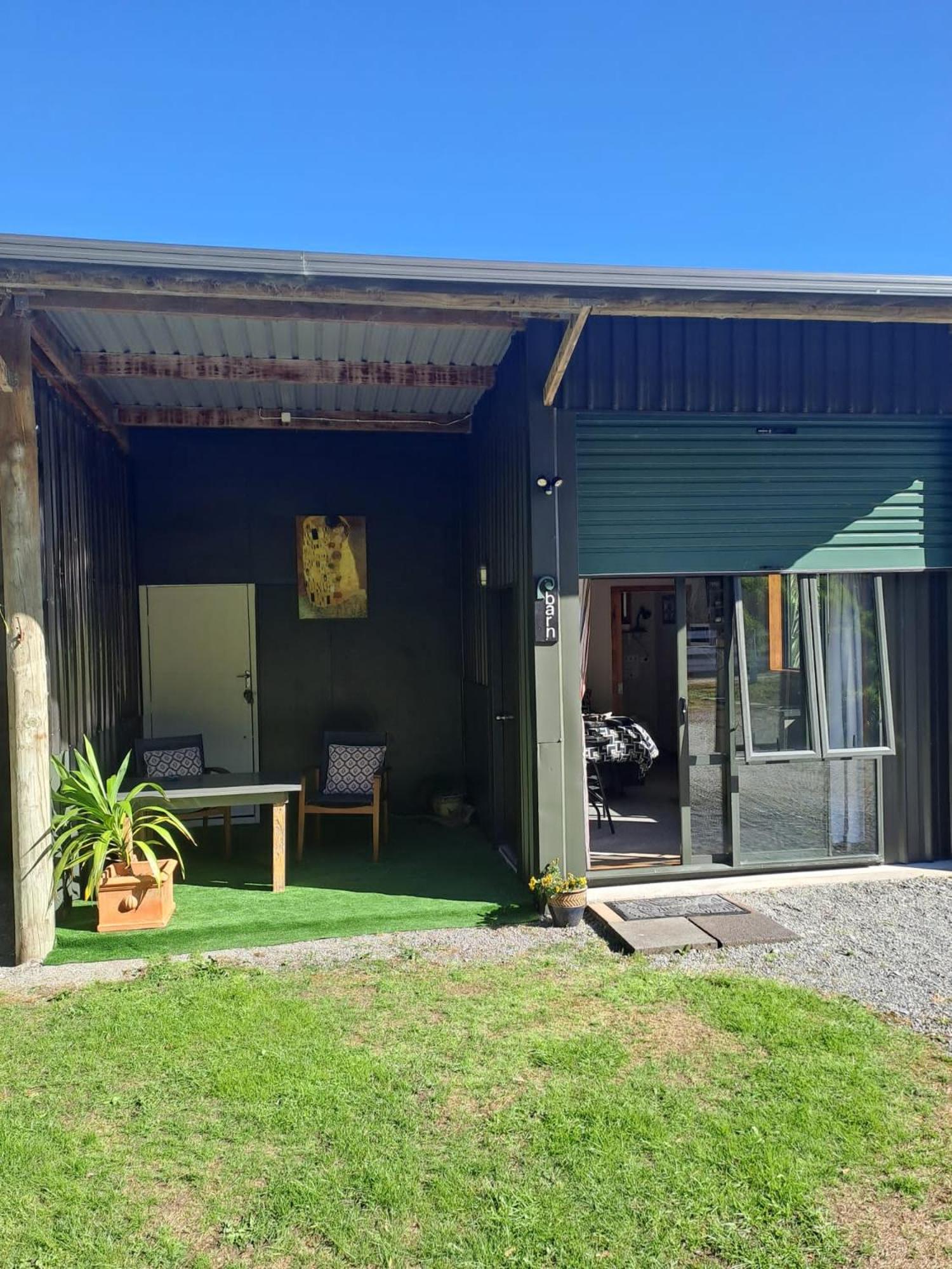 Koru Beachfront Holiday Cabins & Hot Tub Privatunterkunft Barrytown