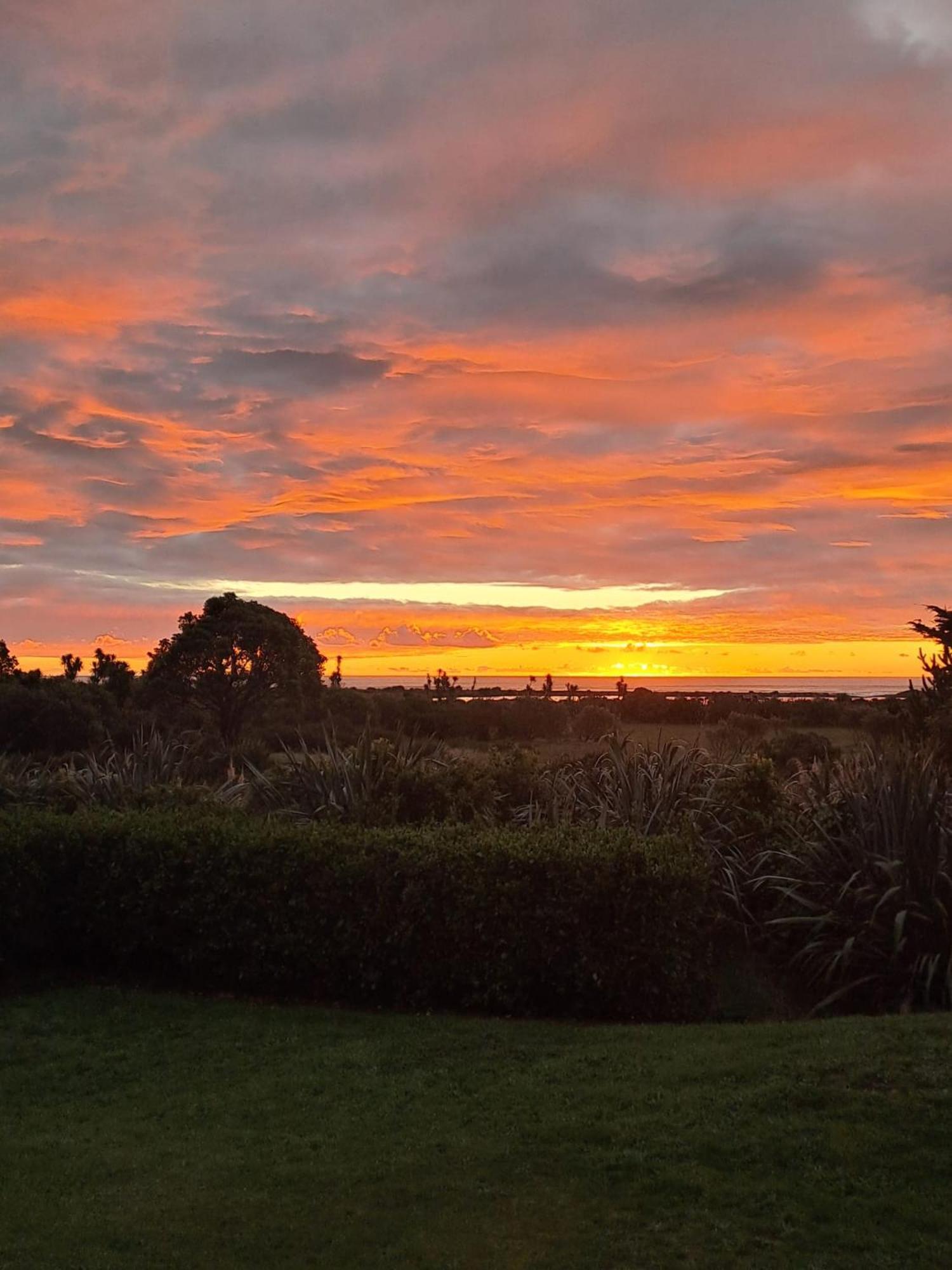 Koru Beachfront Holiday Cabins & Hot Tub * Barrytown