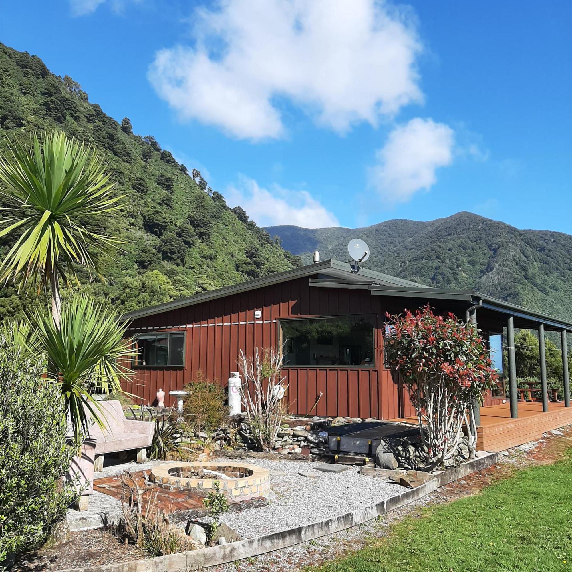 Koru Beachfront Holiday Cabins & Hot Tub Privatunterkunft Barrytown
