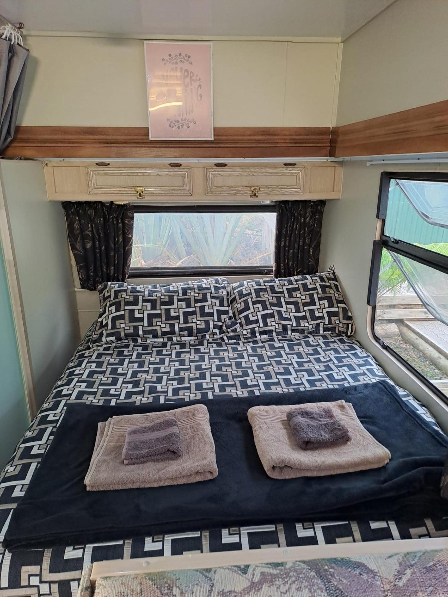 Koru Beachfront Holiday Cabins & Hot Tub *