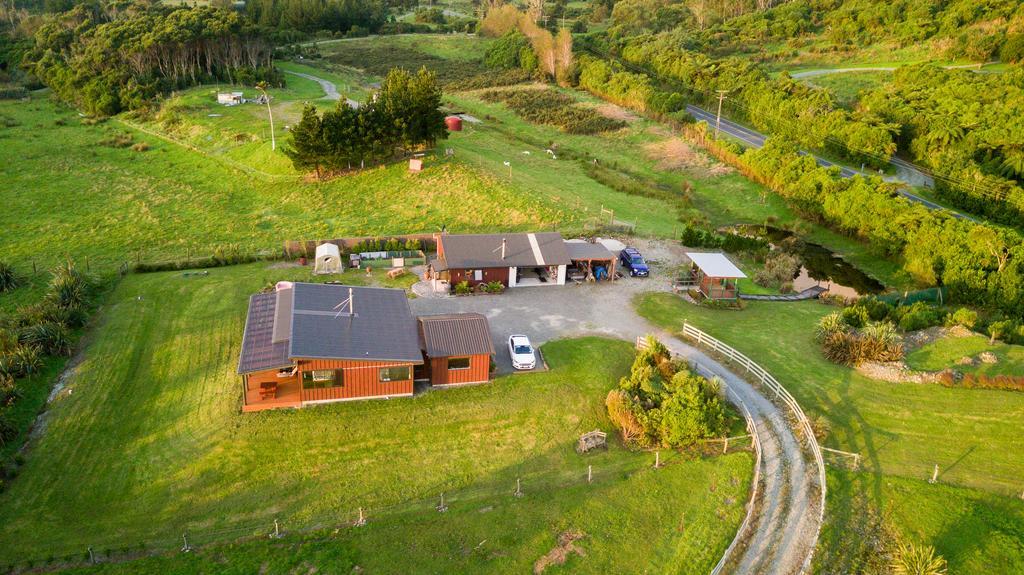 Koru Beachfront Holiday Cabins & Hot Tub Barrytown