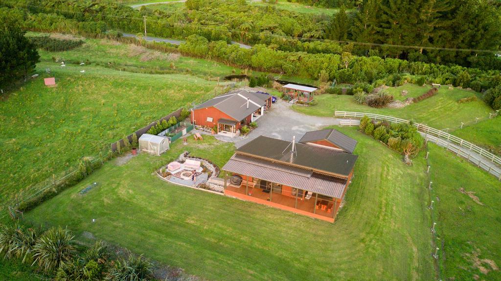 Koru Beachfront Holiday Cabins & Hot Tub Barrytown