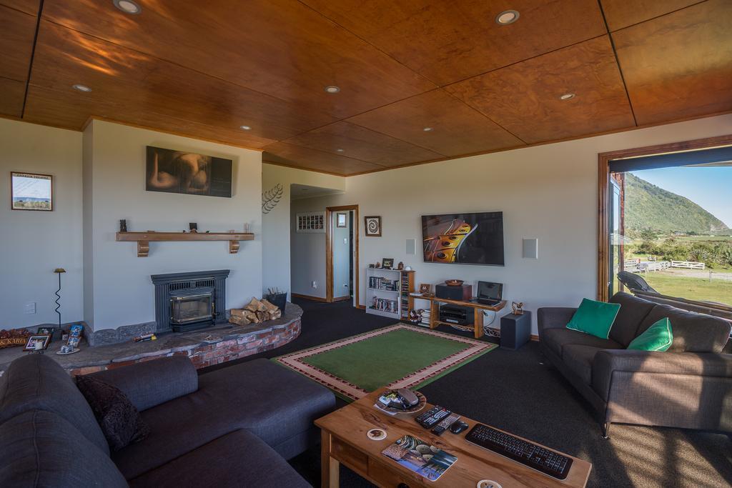Koru Beachfront Holiday Cabins & Hot Tub Privatunterkunft Barrytown