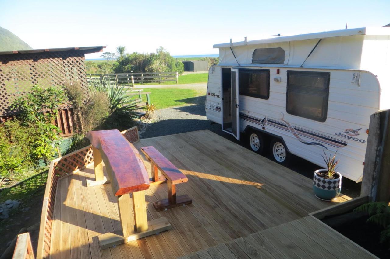 Koru Beachfront Holiday Cabins & Hot Tub Privatunterkunft Barrytown