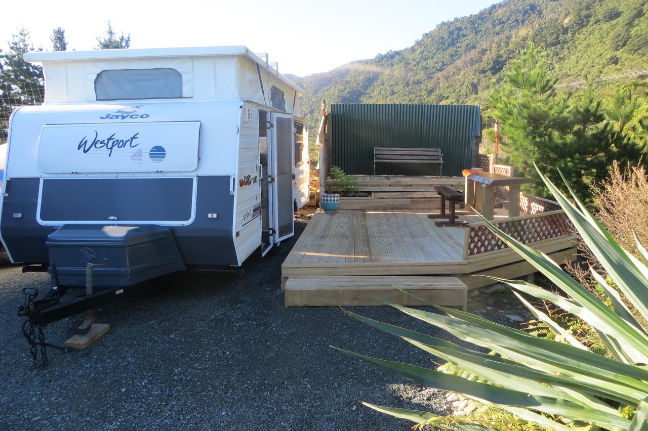 Koru Beachfront Holiday Cabins & Hot Tub *